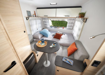 caravane Easy 350 CP salon et lit